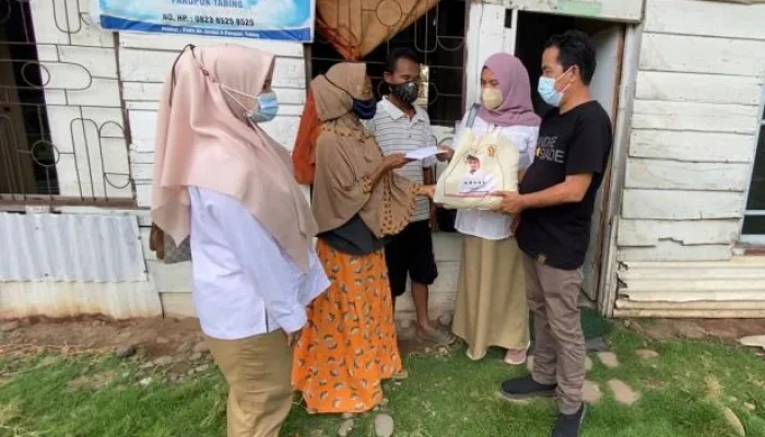 Andre Rosiade Gelar Aksi Peduli: Bantuan Rp10 Juta untuk Istri Pemulung dan Sopir Penderita Saraf di Padang