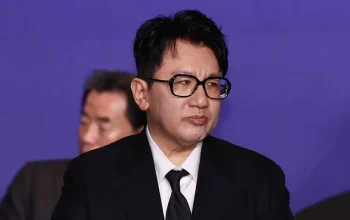 Bang Si-hyuk Dikecam: Tuduhan Fraud IPO, Larangan Perjalanan, dan Penolakan Diplomasi oleh HYBE
