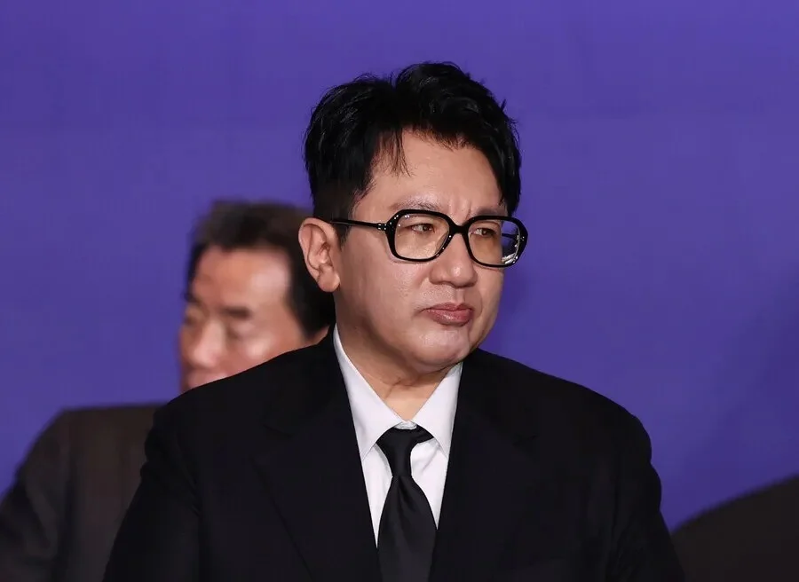 Bang Si-hyuk Dikecam: Tuduhan Fraud IPO, Larangan Perjalanan, dan Penolakan Diplomasi oleh HYBE