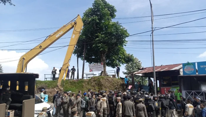 Bangunan Liar Puncak Bogor Dibongkar: 7 Simpang Dibersihkan, Ratusan Meter Tanah Dihapus!