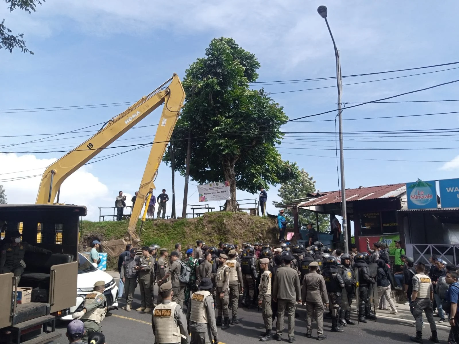Bangunan Liar Puncak Bogor Dibongkar: 7 Simpang Dibersihkan, Ratusan Meter Tanah Dihapus!