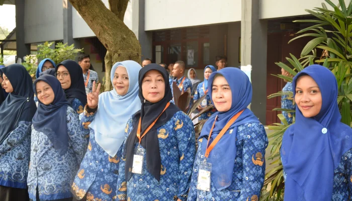 Bu Atun, Guru Senior SMA Negeri 1 Purwakarta: Memaafkan Murid yang Meledek Setelah 23 Tahun Mengajar