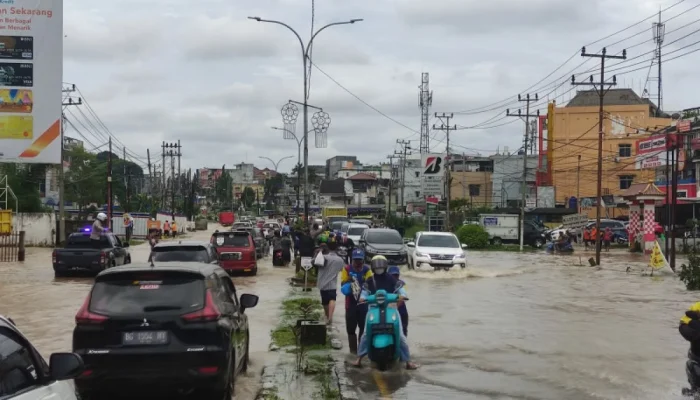 CCTV Palembang Ungkap Banjir Mengguncang Kota: Jalanan Tergenang, Lalu Lintas Macet Parah