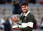 Cedera Pergelangan Tangan Carlos Alcaraz Mengancam French Open 2026, Ia Raih Penghargaan Laureus di Madrid