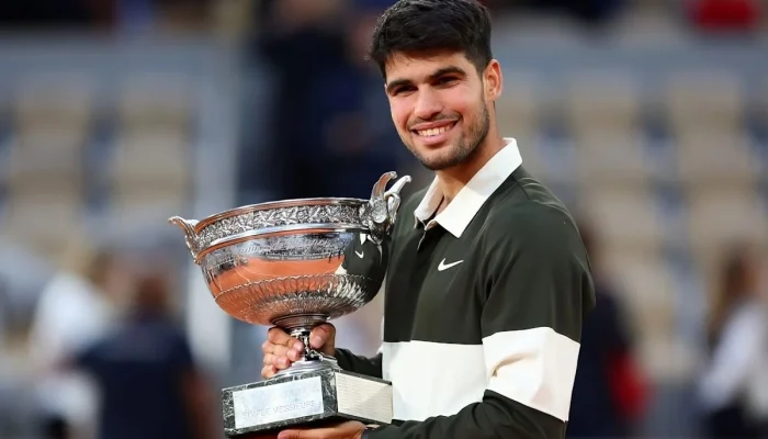 Cedera Pergelangan Tangan Carlos Alcaraz Mengancam French Open 2026, Ia Raih Penghargaan Laureus di Madrid