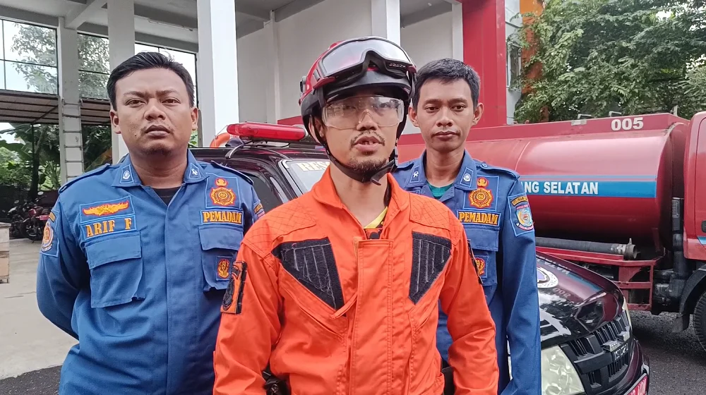 Debt Collector Pinjol Dijebak Order Laporan Kebakaran Palsu, Ancaman UU ITE & KUHP Mengguncang Layanan Darurat