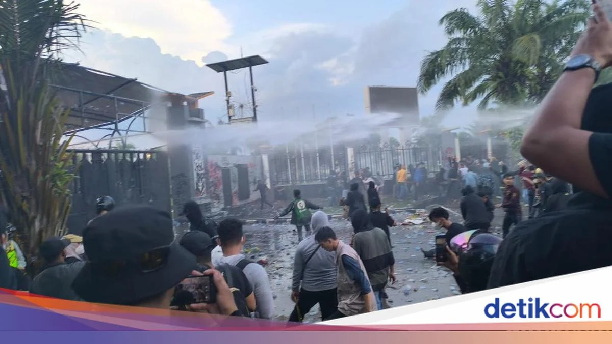 Demo Gubernur Kaltim Ricuh, Rudy Mas'ud Tinggalkan Kantor Tanpa Jawaban