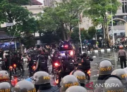 Demo Kaltim: Massa Bentrok, Gubernur Rudy Mas’ud Tolak Audiensi, Polisi Paksa Bubarkan dengan Water Cannon