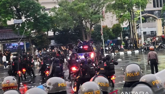 Demo Kaltim: Massa Bentrok, Gubernur Rudy Mas’ud Tolak Audiensi, Polisi Paksa Bubarkan dengan Water Cannon