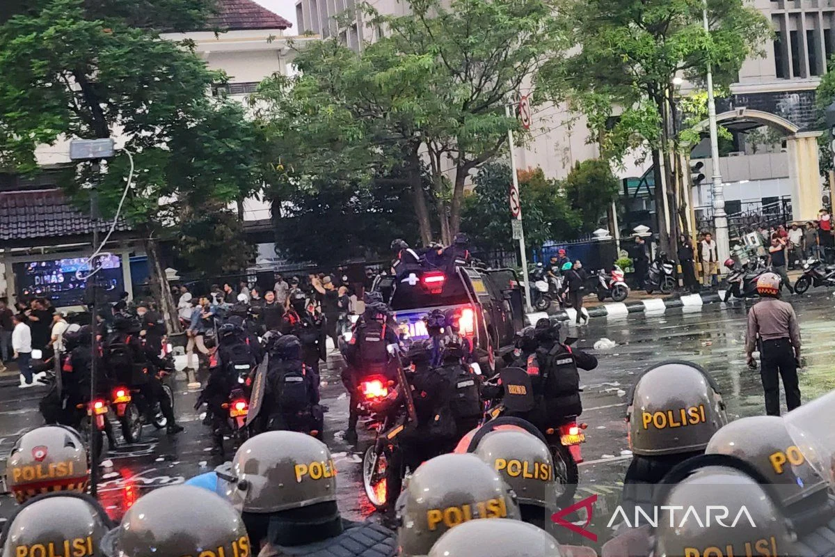 Demo Kaltim: Massa Bentrok, Gubernur Rudy Mas'ud Tolak Audiensi, Polisi Paksa Bubarkan dengan Water Cannon