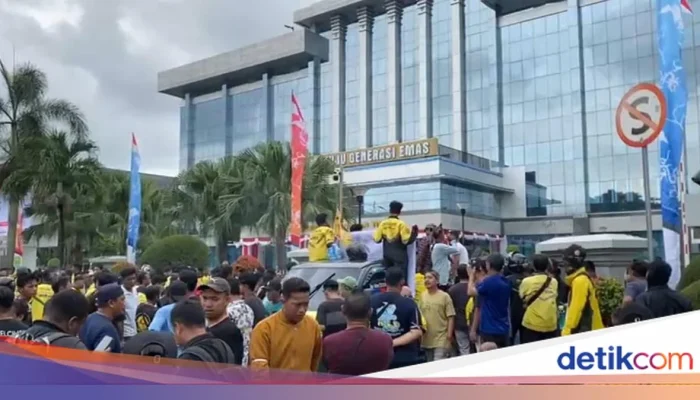 Demo kantor gubernur Kaltim pecah, 3 tuntutan utama, Rudy Mas’ud bungkam, DPRD setujui hak angket
