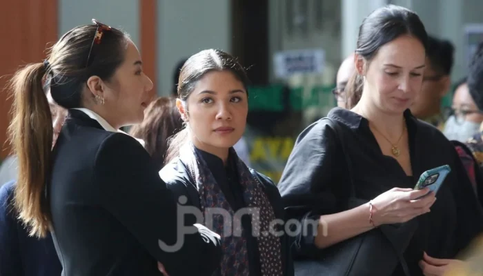 Drama Pengadaan Chromebook: Dua Terdakwa Berbaju Hitam Hadapi Tuntutan Rp16,9 Miliar di Pengadilan