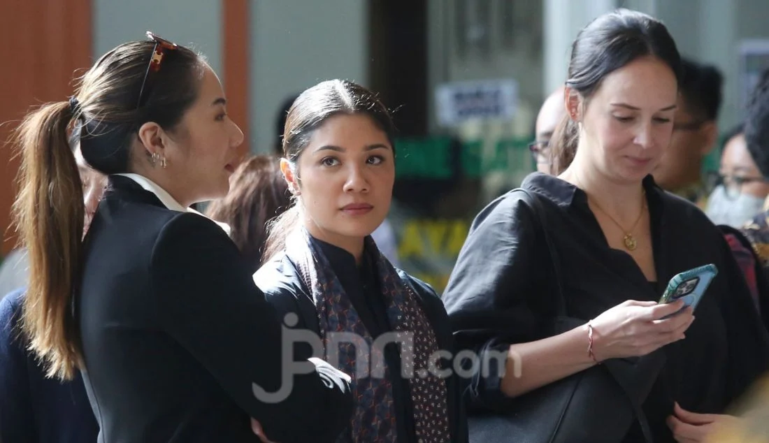 Drama Pengadaan Chromebook: Dua Terdakwa Berbaju Hitam Hadapi Tuntutan Rp16,9 Miliar di Pengadilan