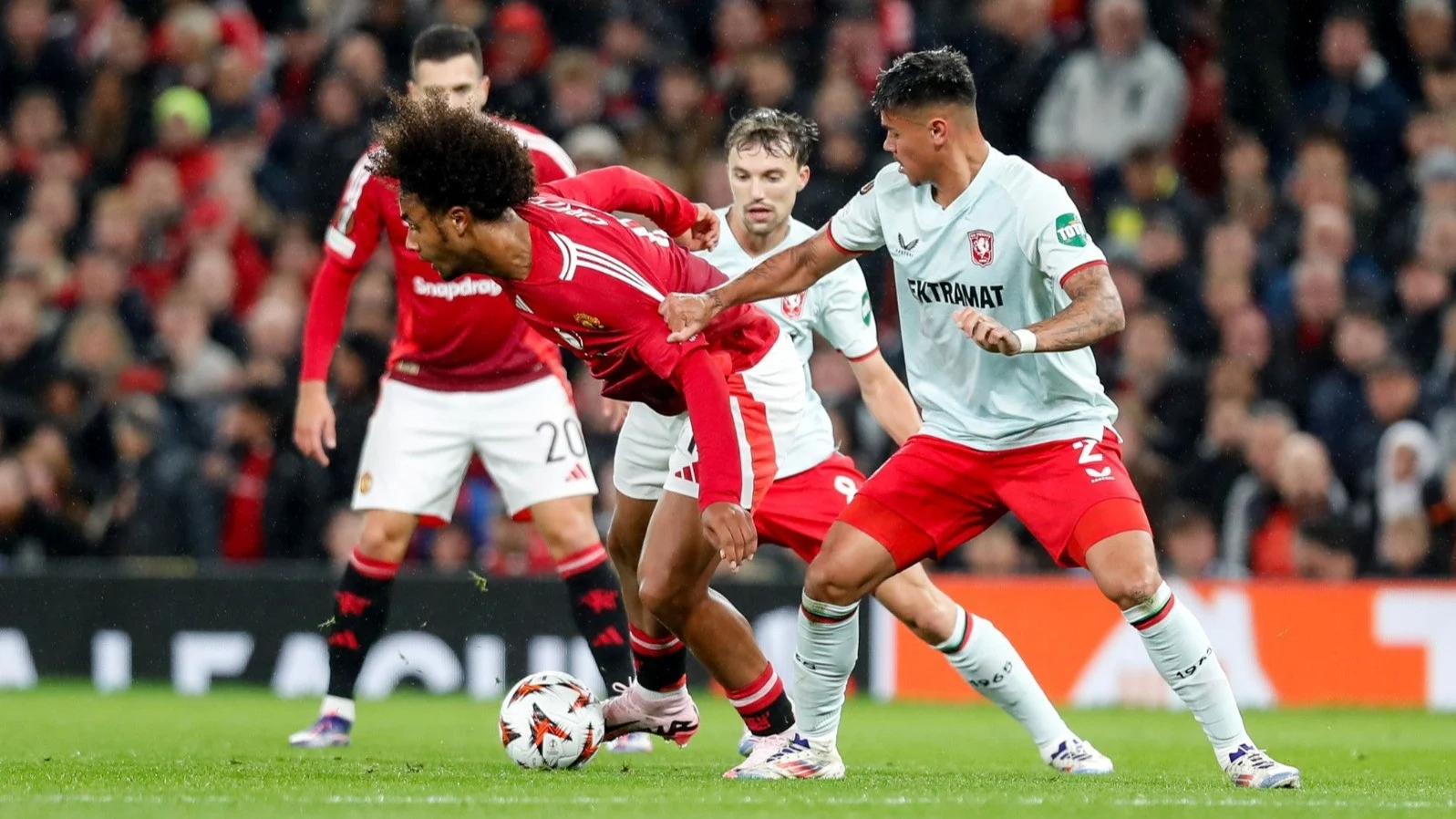 FC Twente di Ambang Kebangkitan: Hilgers Kembali, Duel Sengit dengan NEC, dan Persaingan ke Liga Champions