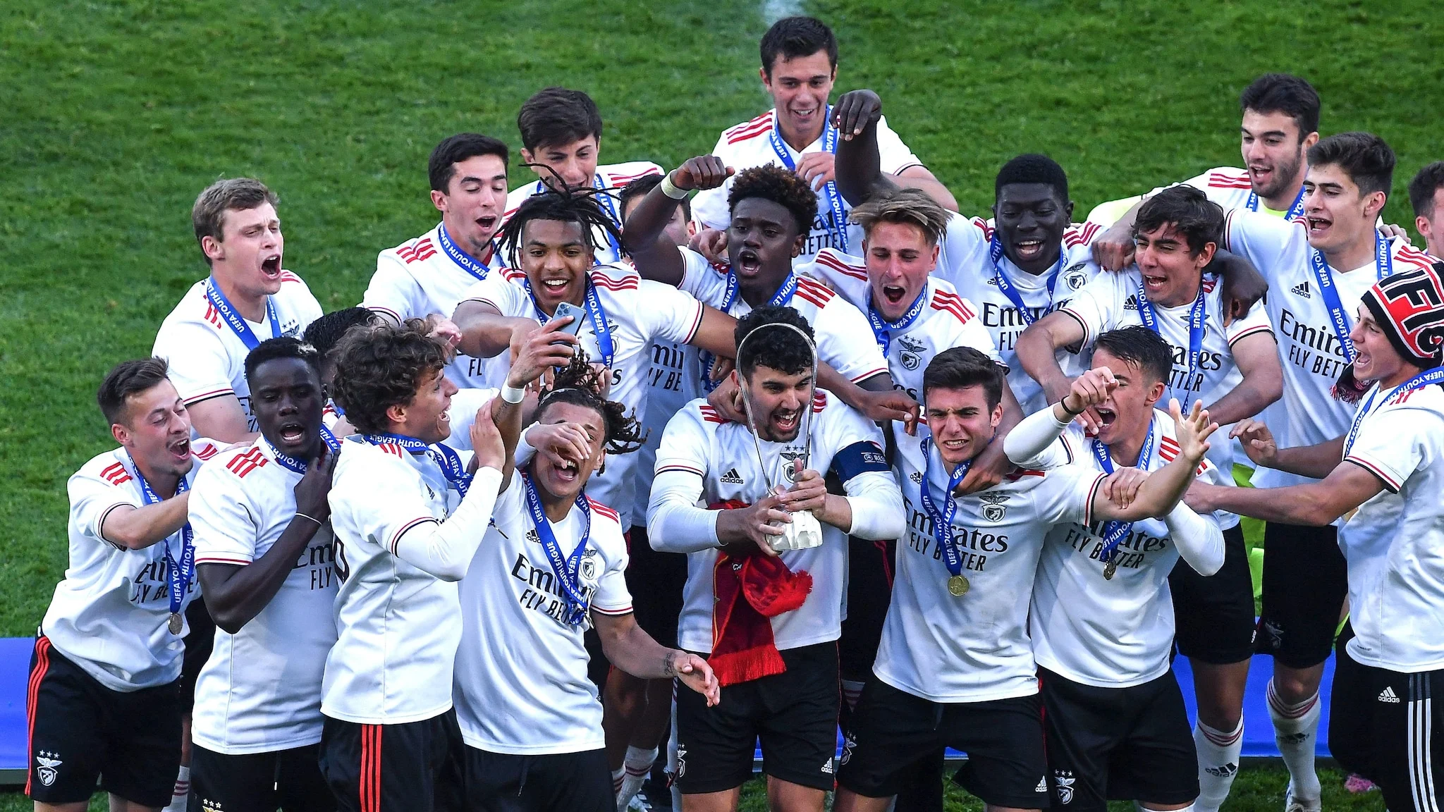 Flashscore Sajikan Liputan Mendalam: Final KNVB Beker dan Perjalanan Benfica di UEFA Youth League
