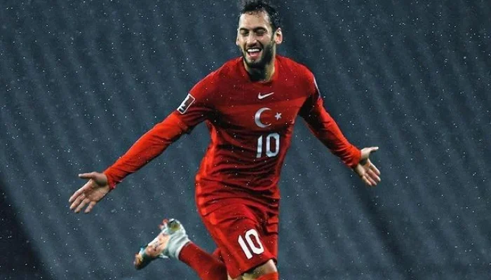 Hakan Çalhanoğlu Bawa Inter Balik Menang 2-0, Dukung Timnas Turki di Panggung Internasional