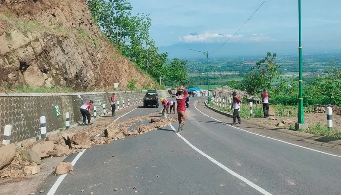 Hujan Lebat Picu Longsor Mematikan Jalan Clongop, Gunungkidul: BPBD Siapkan Tim Siaga
