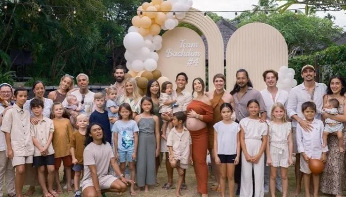 Jennifer Bachdim Bikin Geger! 10 Potret Coach Energi di Acara WWJ Bandung