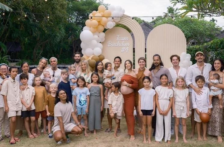 Jennifer Bachdim Bikin Geger! 10 Potret Coach Energi di Acara WWJ Bandung