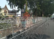 Kawat Berduri Mengurung Kantor Gubernur Kaltim: Simbol Ketegangan Menjelang Demo 21 April
