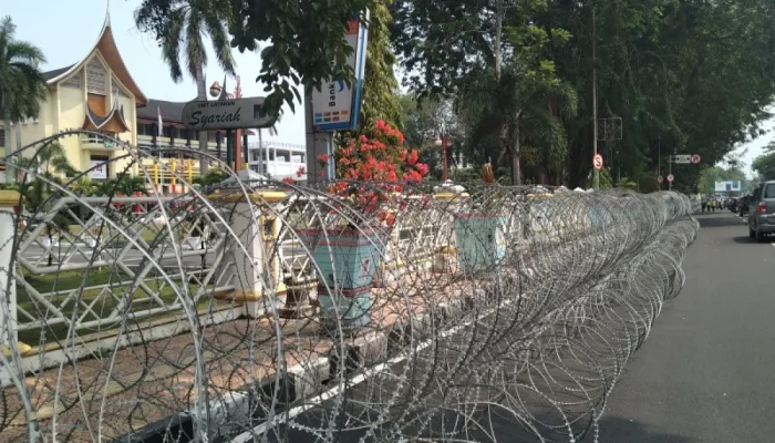 Kawat Berduri Mengurung Kantor Gubernur Kaltim: Simbol Ketegangan Menjelang Demo 21 April