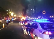 Mobil Terbakar di Tol Cawang, Lalu Lintas Macet Parah Akibat Truk Gangguan