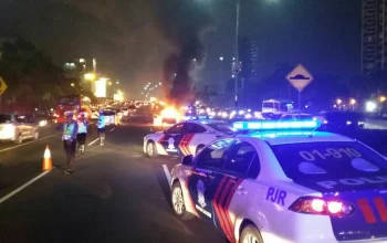 Mobil Terbakar di Tol Cawang, Lalu Lintas Macet Parah Akibat Truk Gangguan