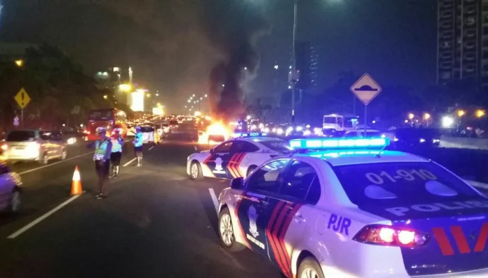 Mobil Terbakar di Tol Cawang, Lalu Lintas Macet Parah Akibat Truk Gangguan