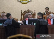 Pengacara Nadiem Mangkir, Sidang Ditunda dan Dituduh contempt of court