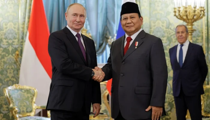 Prabowo Subianto Tiba di Paris Usai Pertemuan 5 Jam Bersama Putin, Siapkan Agenda Strategis dengan Macron