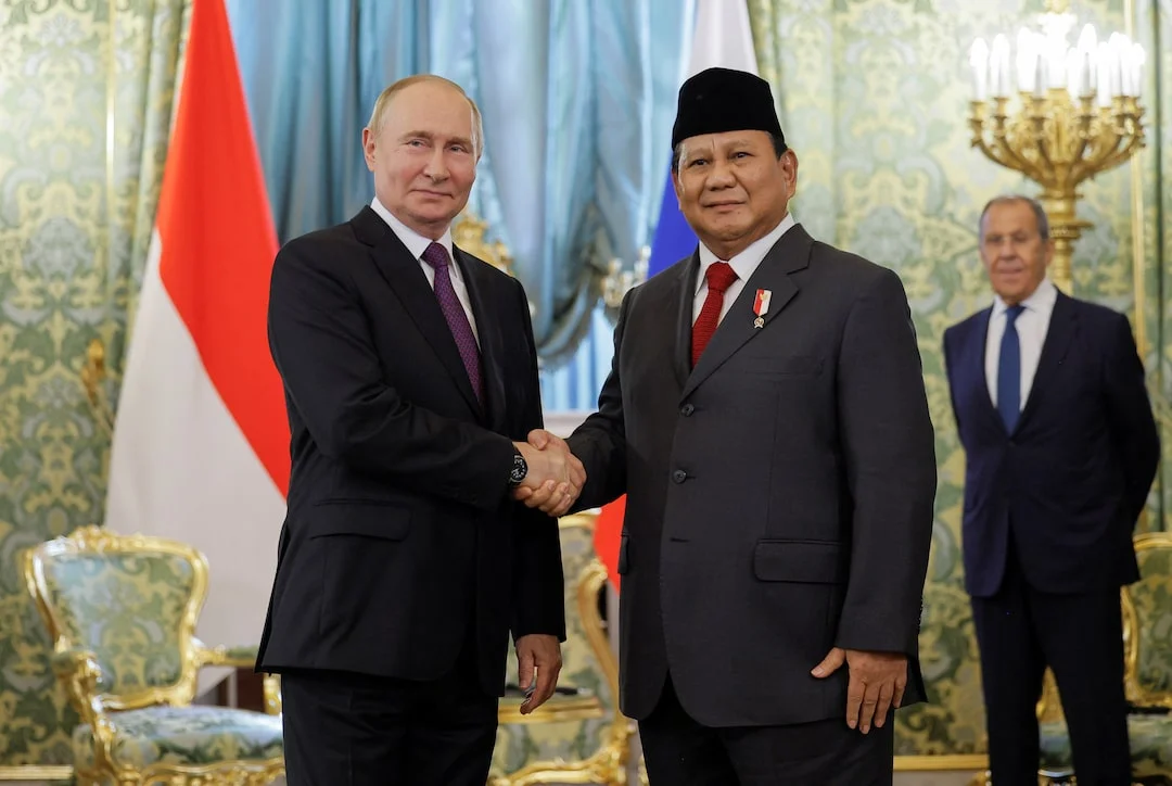 Prabowo Subianto Tiba di Paris Usai Pertemuan 5 Jam Bersama Putin, Siapkan Agenda Strategis dengan Macron