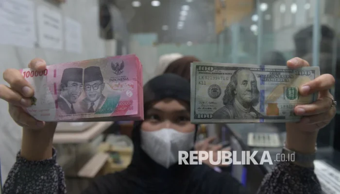 Rupiah Tembus Rp 17.326: Dampak Keputusan UEA Tinggalkan OPEC dan Kekhawatiran Fitch Rating
