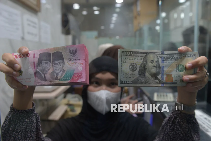 Rupiah Tembus Rp 17.326: Dampak Keputusan UEA Tinggalkan OPEC dan Kekhawatiran Fitch Rating