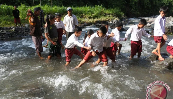 Satpam Selamatkan Siswa Hanyut di Sungai Cibanjaran, Relakan Nyawa demi Siswi yang Terbawa Arus