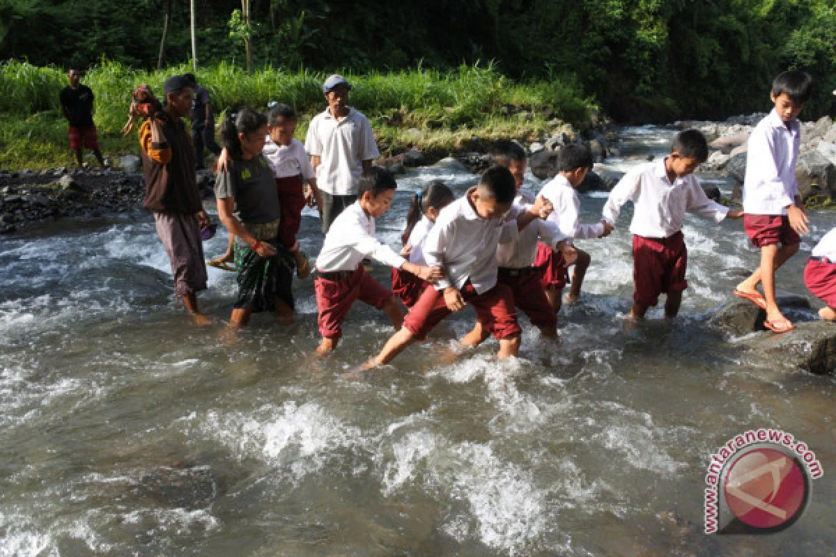 Satpam Selamatkan Siswa Hanyut di Sungai Cibanjaran, Relakan Nyawa demi Siswi yang Terbawa Arus