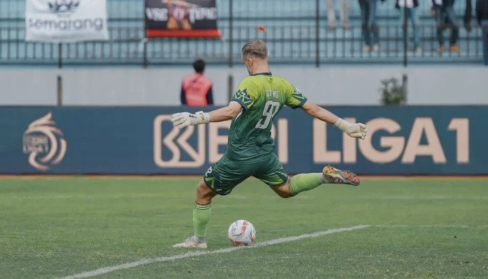 Sonny Stevens Cetak Sejarah, Penampilan ke-100 Bersama Dewa United di Laga Persib