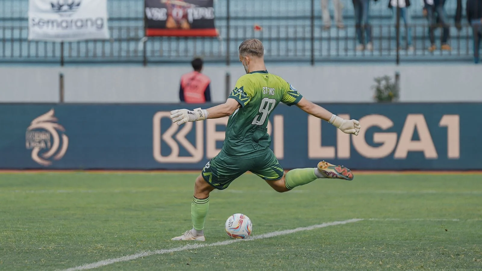 Sonny Stevens Cetak Sejarah, Penampilan ke-100 Bersama Dewa United di Laga Persib