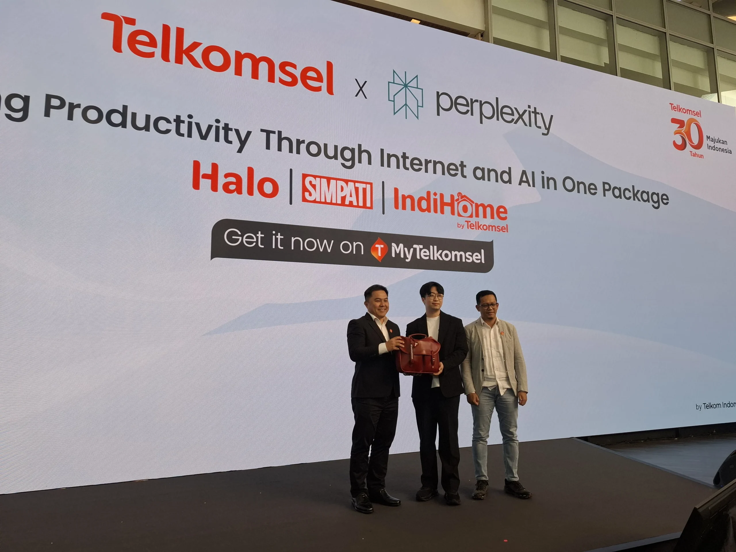 Telkomsel Gencar Strategi Hadapi Gelombang Internet Murah Rp100.000: Inovasi Layanan & Bundling Digital