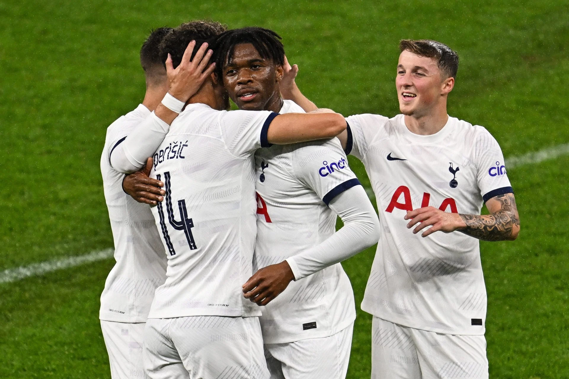 Tottenham Hotspur Terpuruk: Denda UEFA, Cedera Udogie, dan Revolusi Manajerial Menjelang Transfer Musim Panas