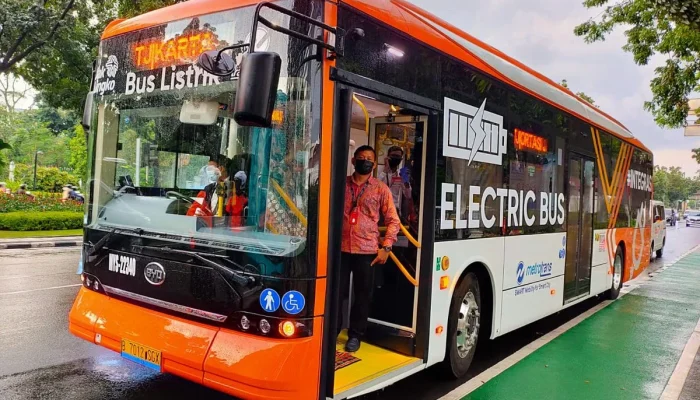 TransJakarta Lawan Hoaks, Raih Efisiensi Bus Listrik, dan Perbaiki Sistem Booking Royaltrans