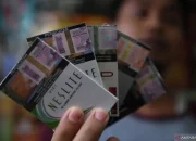 Trump Janjikan Rilis Dokumen Rahasia UFO, Memicu Warga Keluar Merokok di Malam Hari Mengamati Cahaya Tak Dikenal