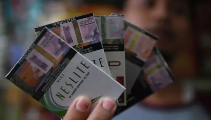 Trump Janjikan Rilis Dokumen Rahasia UFO, Memicu Warga Keluar Merokok di Malam Hari Mengamati Cahaya Tak Dikenal