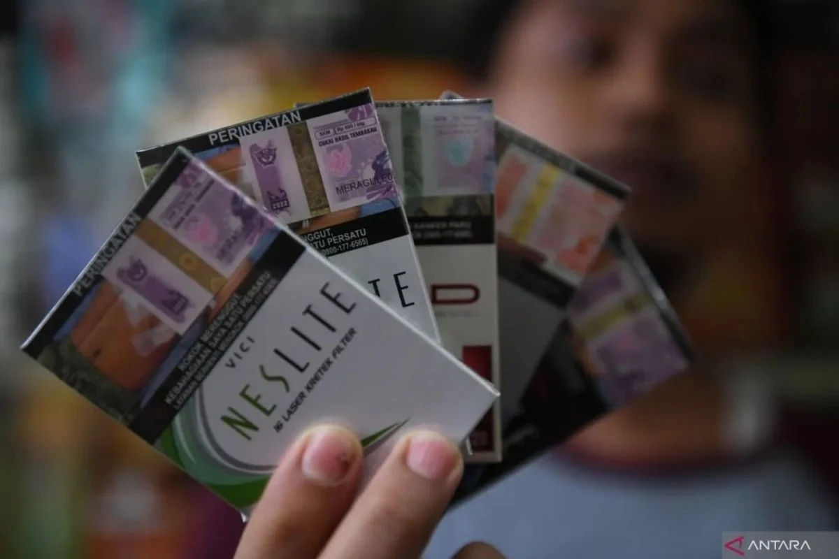 Trump Janjikan Rilis Dokumen Rahasia UFO, Memicu Warga Keluar Merokok di Malam Hari Mengamati Cahaya Tak Dikenal