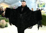 8 Gaya Seleb Pria di Met Gala 2026, Sam Smith Curi Perhatian!