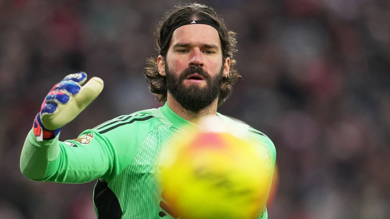 Alisson Becker Siap Gabung Juventus Meski Tanpa Liga Champions