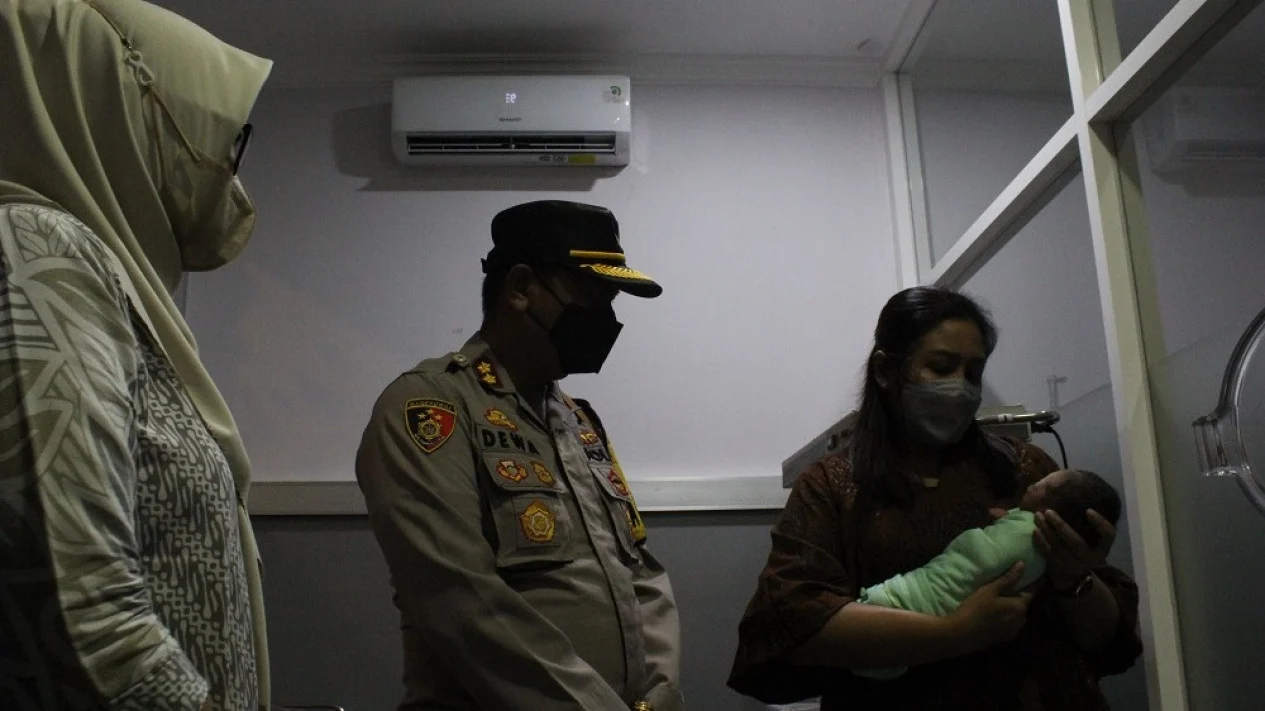 Bayi Ditemukan di Saluran Air: Dirawat di RSUD, Polisi Buru Pelaku
