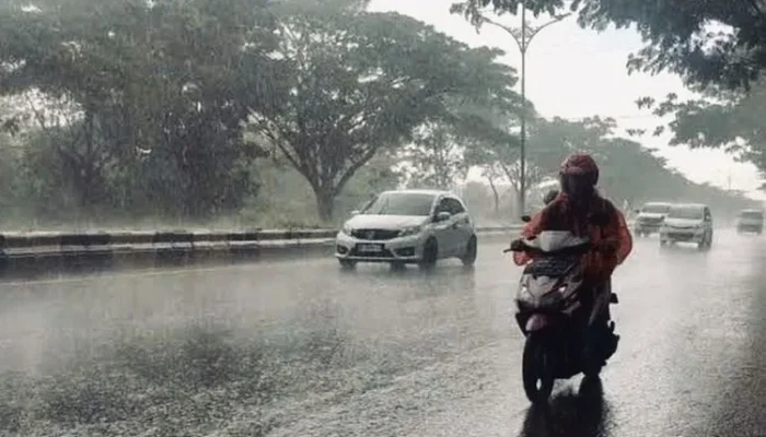 BMKG: Hujan Lebat dan Angin Kencang Melanda Indonesia, 33 Rumah Rusak di Tangsel