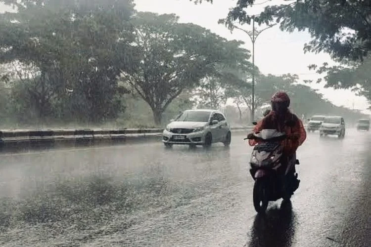 BMKG: Hujan Lebat dan Angin Kencang Melanda Indonesia, 33 Rumah Rusak di Tangsel