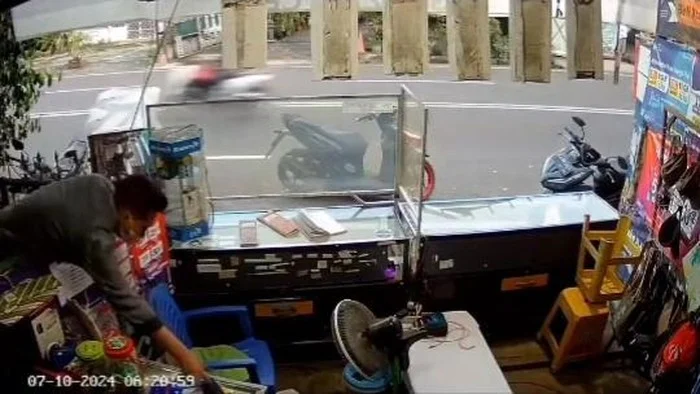 CCTV Kota Bogor Tangkap Aksi Pemotor 'Terbang' dan Pencurian HP Selebgram