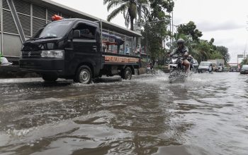 Cuaca Jakarta Hari Ini: Hujan dan Angin Kencang Mengancam, Warga Diimbau Waspada